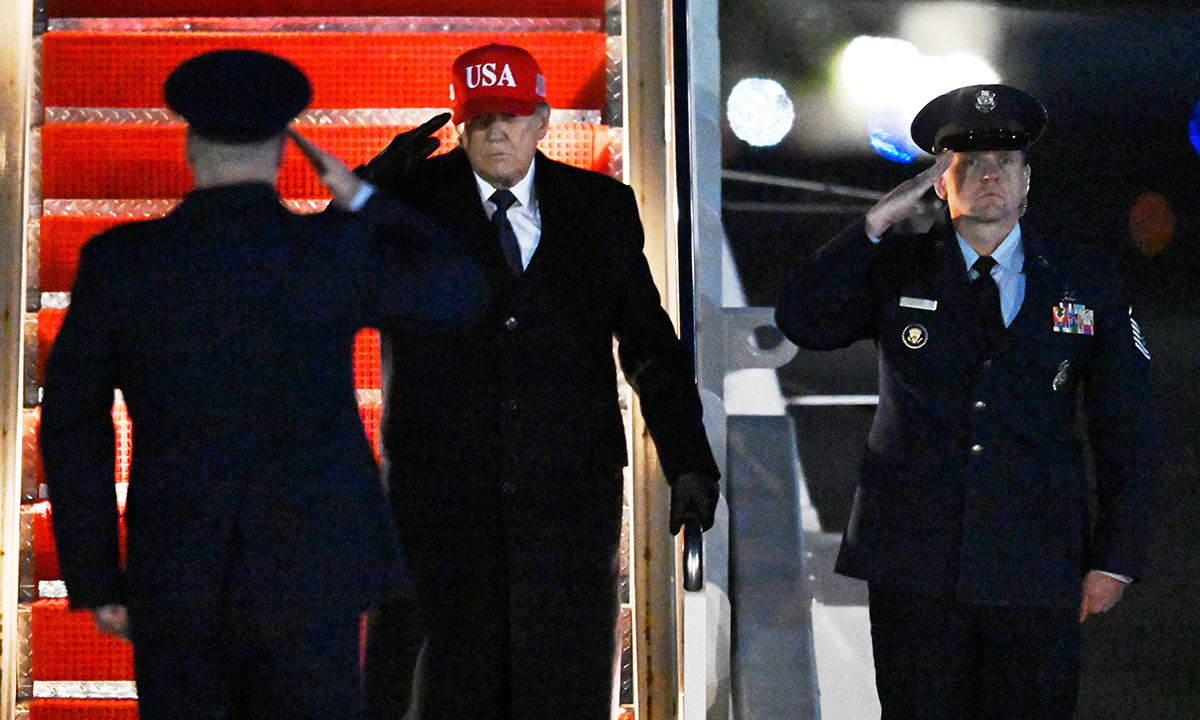 전용기서 내리는 트럼프 도널드 트럼프 미국 대통령이 1일(현지시간) 미국 워싱턴 인근 메릴랜드주 앤드루스합동기지에 착륙한 대통령 전용기에서 내리며 거수경례를 하고 있다. 트럼프 대통령은 이날 여러 언론과 인터뷰에서 이란 공격이 4∼5주 이어질 수 있다고 말했다. 앤드루스합동기지=AP연합뉴스