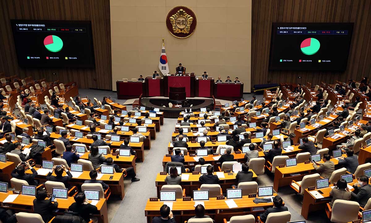 지난 2월 28일 서울 여의도 국회 본회의에서 '대법관 증원'을 핵심으로 하는 법원조직법 일부개정법률안이 재적296인, 재석 247인, 찬성 173인, 반대 73인 기권 1인으로 가결되고 있다. 뉴시스