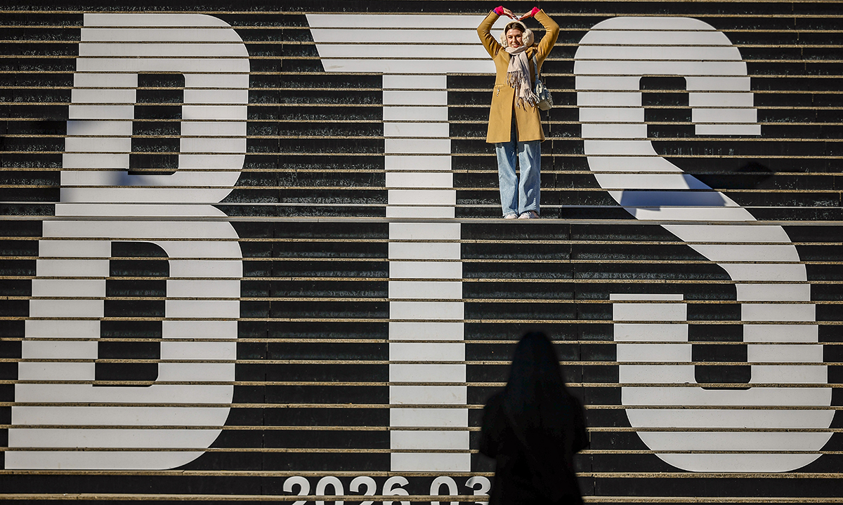 서울 종로구 세종문화회관 계단을 찾은 외국인 여행객들이 방탄소년단(BTS) 래핑을 배경으로 사진을 찍고 있다. 뉴시스