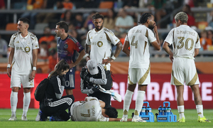 “이게 축구야? 격투기야?” 韓 팬들 폭발…손흥민, 뒤에서 아킬레스건 밟혔다