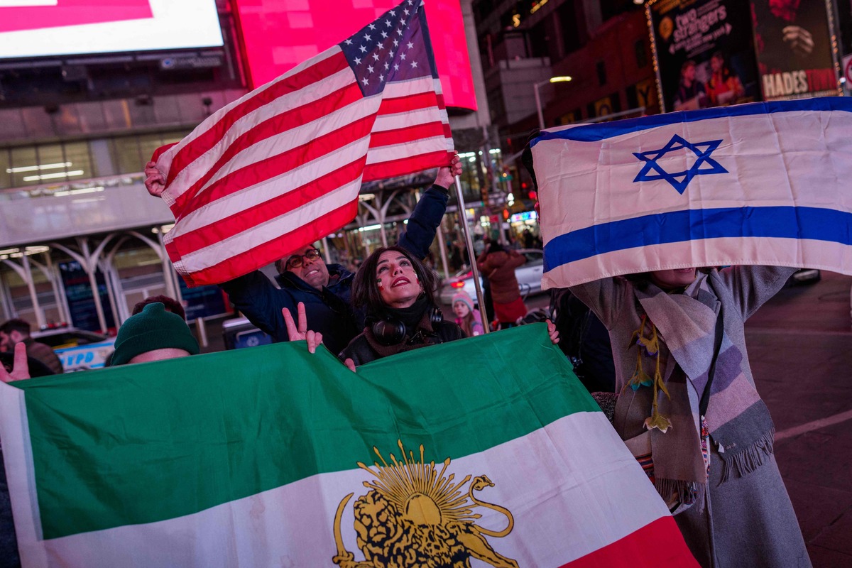 2026년 3월 2일 미국 뉴욕 타임스스퀘어에서 열린 ‘이란에 자유를(Freedom for Iran)’ 집회에서 참가자들이 이란 혁명 이전 국기와 미국 국기, 이스라엘 국기를 들고 있다. 도널드 트럼프 미국 대통령은 토요일 오전 미국과 이스라엘이 이란에 대한 공격을 개시했다고 발표했다. AFP연합뉴스