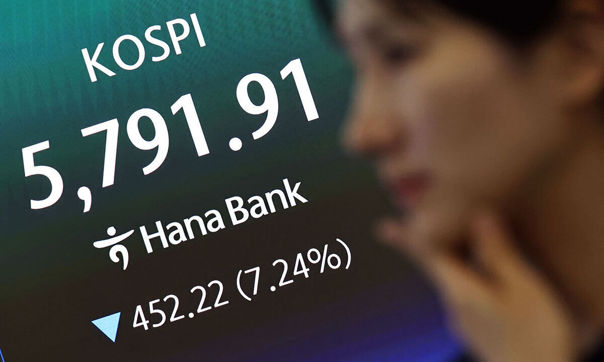 3일 서울 중구 하나은행 딜링룸 현황판에 코스피 지수 등이 표시되고 있다. 연합뉴스