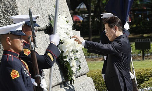 (필리핀=연합뉴스) 한상균 기자 = 필리핀을 국빈방문한 이재명 대통령이 3일 마닐라 리잘 기념비에 헌화하고 있다. 호세 리잘은 필리핀의 국부로 추앙받는 독립운동가이다. 2026.3.3 xyz@yna.co.kr