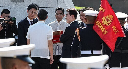 (필리핀=연합뉴스) 한상균 기자 = 필리핀을 국빈방문한 이재명 대통령이 3일 마닐라 리잘 기념비에 헌화를 마친 뒤 '도시의 열쇠' 선물을 받고 있다. 호세 리잘은 필리핀의 국부로 추앙받는 독립운동가이다. 2026.3.3 xyz@yna.co.kr