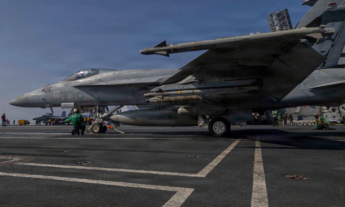 2일(현지시간) 미 해군 항공대 전투기 F/A-18E 슈퍼 호넷이 에이브러햄 링컨 항공모함에서 ‘장대한 분노’(Epic Fury) 작전 지원을 위해 이륙을 준비하고 있다. 미 중앙사령부 제공·AP연합뉴스