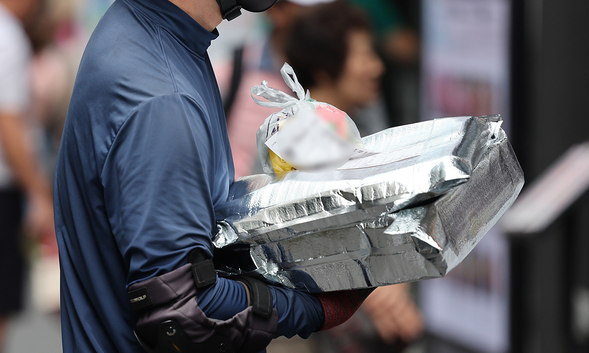배달 음식 허위 민원을 통해 공짜 음식을 챙기는 이른바 ‘먹튀 고객’이 사회적 문제로 떠오른 가운데, 배달음식 주문 취소 10건 중 8건 이상이 손실보상으로 마무리되는 것으로 나타났다.&nbsp;사진은 음식배달 플랫폼에서 주문된 배달음식. 연합뉴스