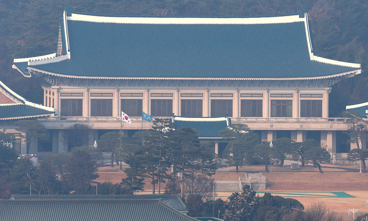 [서울=뉴시스] 추상철 기자 = 이재명 대통령의 청와대 업무가 시작된 29일 오전 서울 종로구 청와대에 태극기와 봉황기가 나란히 바람에 펄럭이고 있다. 2025.12.29. scchoo@newsis.com