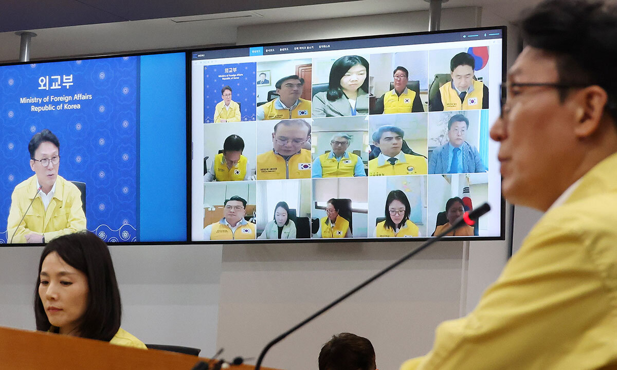 김민석 국무총리(오른쪽)가 3일 오후 서울 종로구 외교부청사에서 열린 중동 상황 관련 재외공관장 회의를 주재하고 있다. 뉴시스