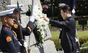 李, '필리핀 독립 영웅' 리잘 기념비에 헌화