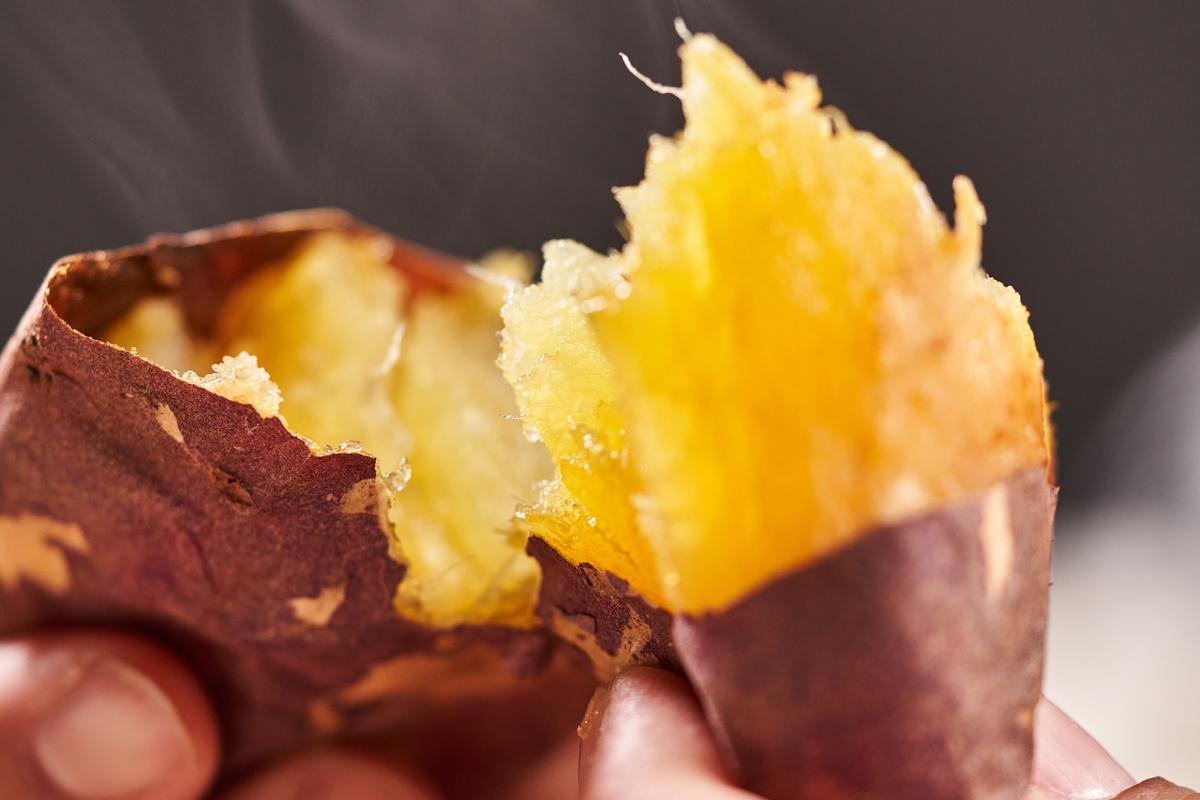 삶은 고구마는 흰쌀밥보다 당지수가 낮은 편으로 보고되지만, 굽는 방식에 따라 혈당 반응이 달라질 수 있다. 핵심 변수는 조리법과 총량이다. 게티이미지뱅크