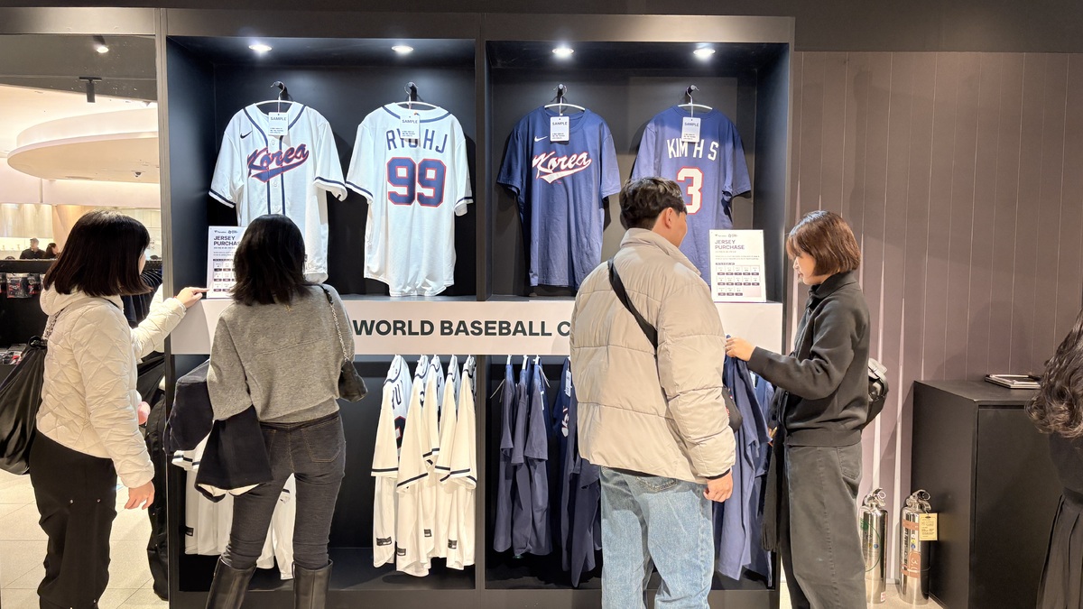 지난달 27일 파나틱스 코리아 팝업스토어 행사장을 방문한 팬들이 유니폼을 구매하고 있다. 한재경 PD