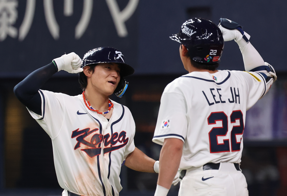 2일 일본 오사카 교세라돔에서 열린 월드베이스볼클래식(WBC) 평가전 한국 대표팀과 일본 프로야구 한신 타이거스와의 경기. 5회초 1사 한국 김도영이 솔로홈런을 친 뒤 이정후와 기쁨을 나누고 있다. 연합뉴스