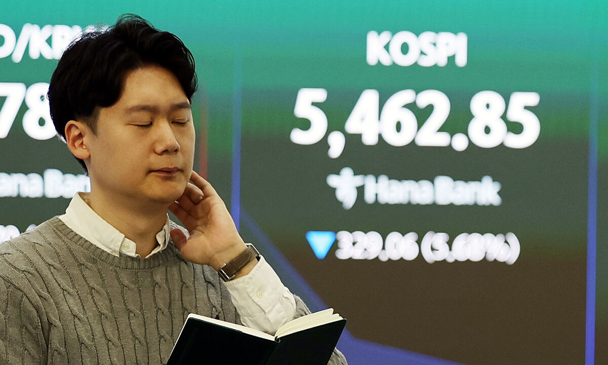 4일 오전 서울 중구 하나은행 딜링룸에서 딜러들이 업무를 하고 있다. 뉴시스