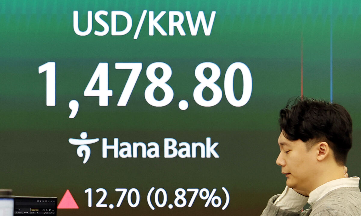 4일 오전 서울 중구 하나은행 딜링룸에서 딜러들이 업무를 하고 있다. 서울 외환시장에서 원·달러 환율은 전 거래일 주간거래 종가(1466.1원)보다 12.9원 오른 1479.0원에 출발했다. 뉴시스