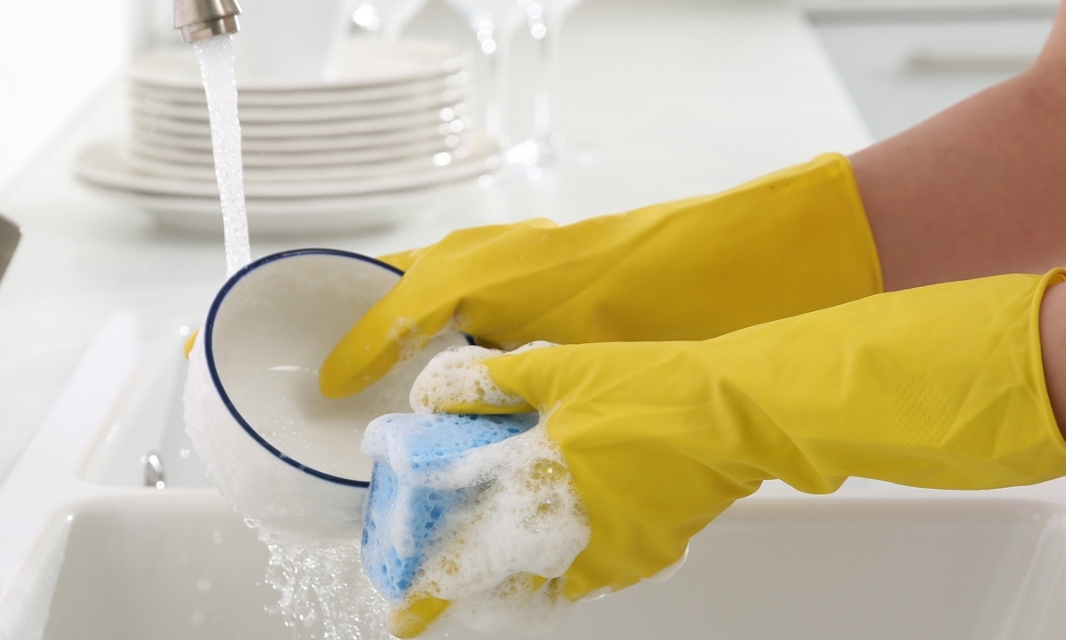 고무장갑을 끼고 설거지를 하는 모습. 장갑 내부에 남은 습기는 세균이 증식하기 쉬운 환경이 될 수 있다. 사진=게티이미지뱅크