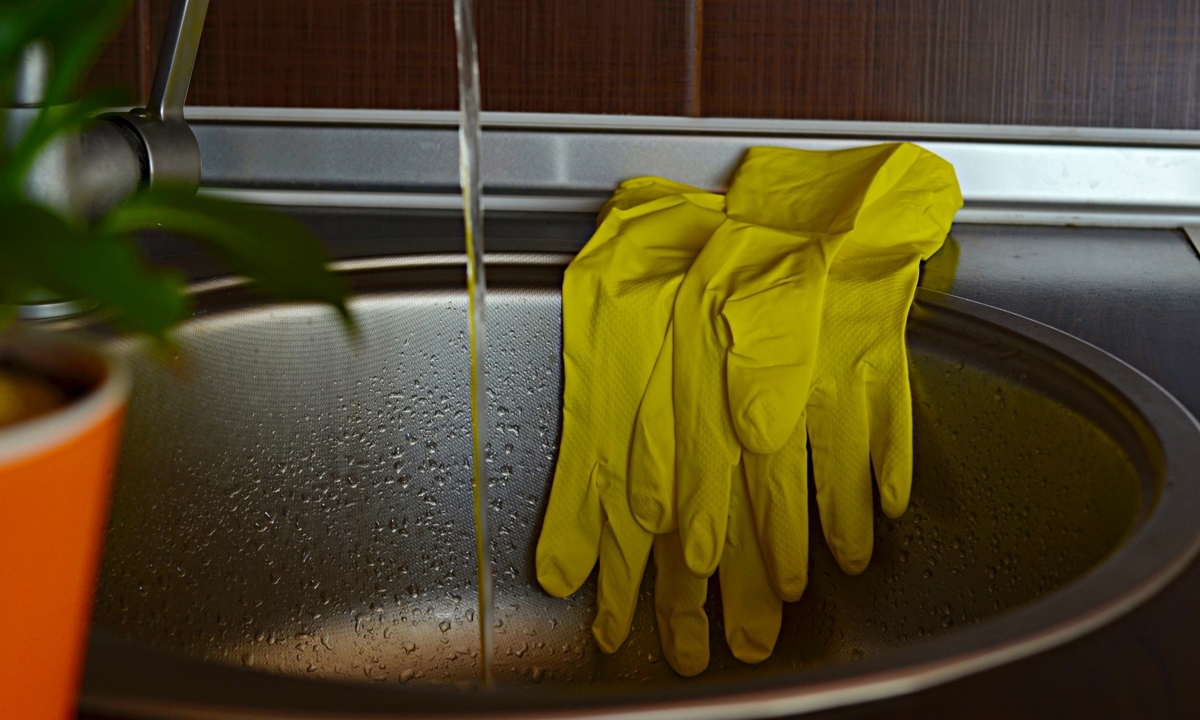 설거지 후 고무장갑을 싱크대에 걸어둔 모습. 장갑 내부까지 충분히 건조되지 않으면 위생 관리가 어려울 수 있다. 사진=게티이미지뱅크