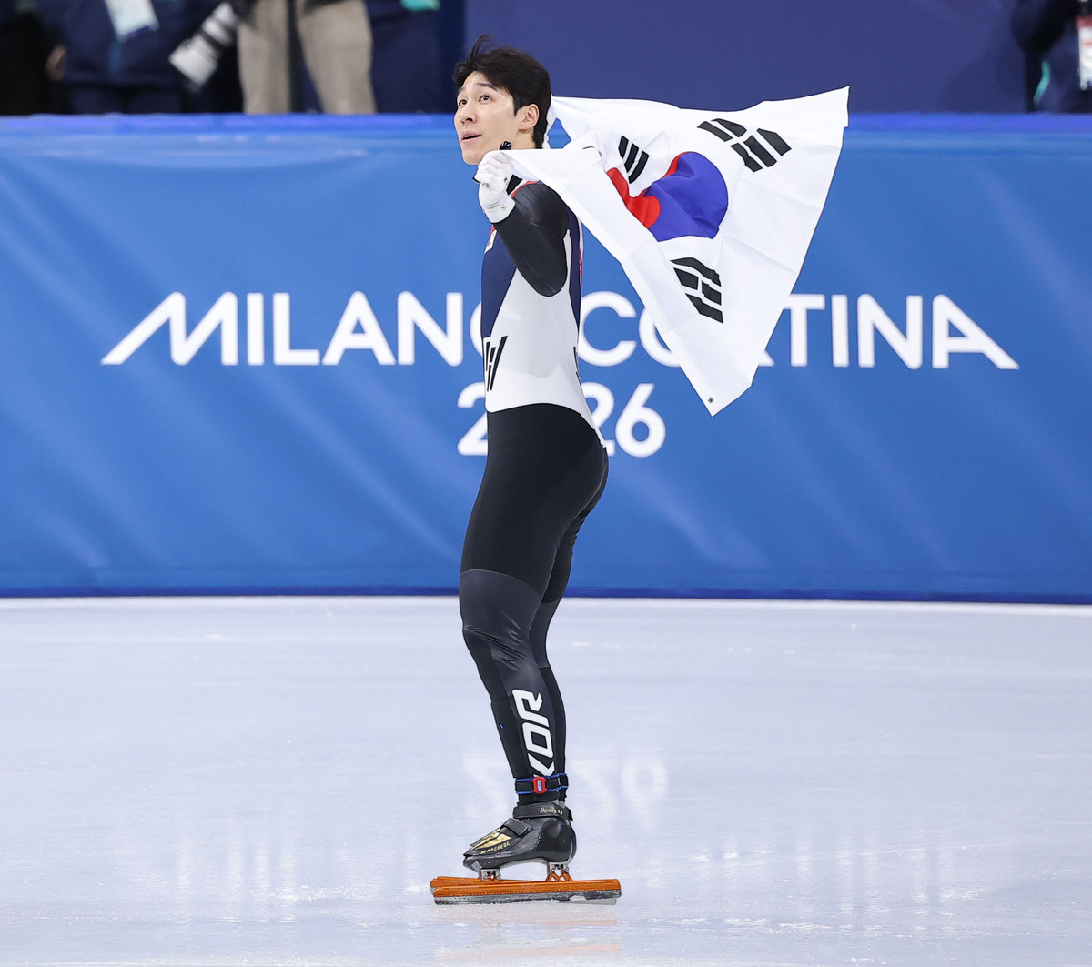 한국 쇼트트랙 국가대표 황대헌이 지난달 14일 이탈리아 밀라노 아이스스케이팅 아레나에서 열린 2026 밀라노·코르티나담페초 동계올림픽 쇼트트랙 남자 1500m 결승전에서 은메달을 획득한 뒤 태극기를 몸에 두른 채 트랙을 돌고 있다. 밀라노=연합뉴스