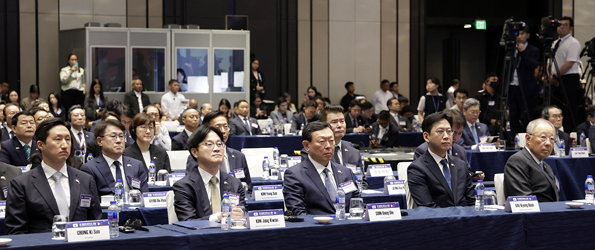 류진 한국경제인협회 회장(앞줄 오른쪽부터), 배경훈 부총리 겸 과기정통부 장관, 신동빈 롯데그룹 회장, 김정관 산업부 장관, 정기선 HD현대 회장이 4일 필리핀 마닐라 콘래드 호텔에서 이재명 대통령이 참석한 가운데 열린 한-필리핀 비즈니스 포럼에서 참석자 발언을 듣고 있다. 연합뉴스