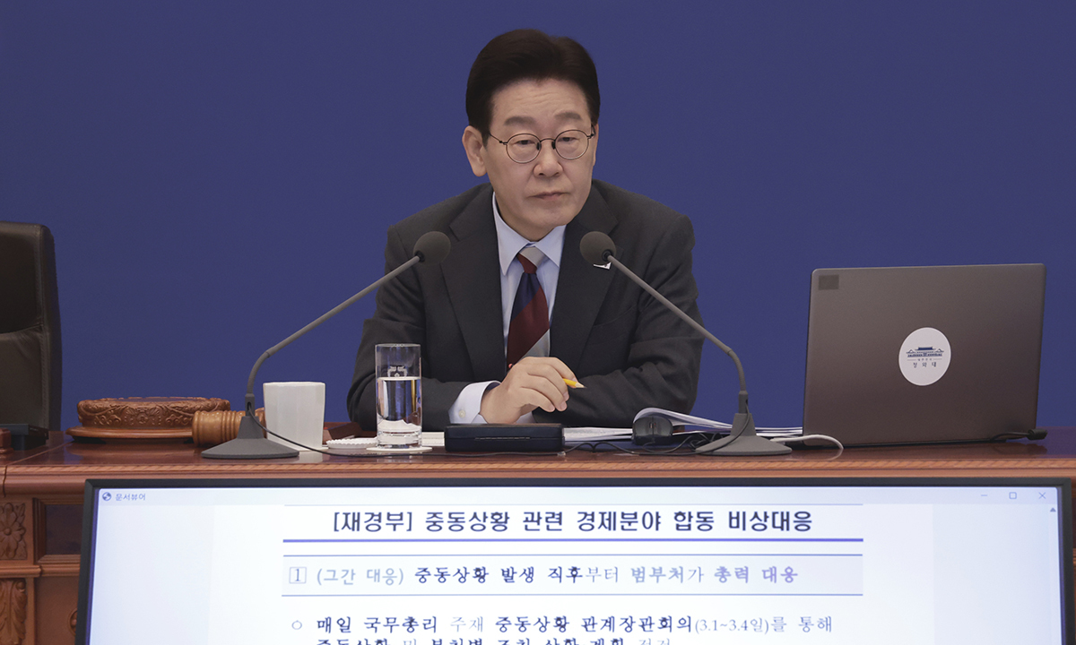 이재명 대통령이 5일 청와대에서 열린 국무회의에서 재경부의 중동 상황 관련 대응 현황 및 계획 관련 부처보고를 받고 있다. 연합뉴스