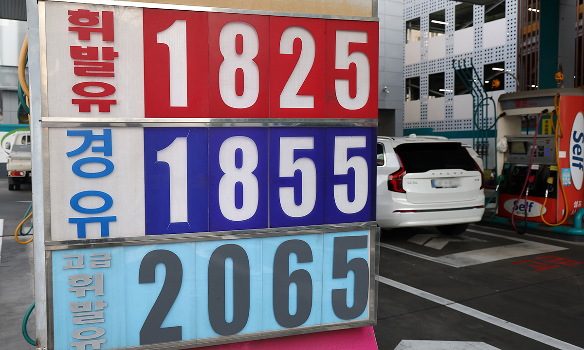 지난 2월 28일(현지시간) 발발한 미국과 이스라엘의 이란 공습 여파로 국내 주유소 휘발유와 경유 가격이 가파르게 상승하고 있는 5일 서울의 한 주유소에 유류 가격이 표시돼 있다. 연합뉴스