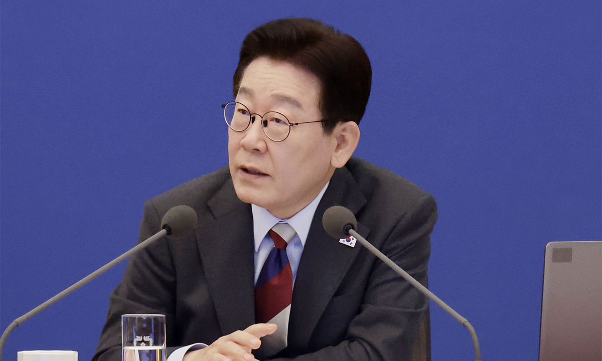 이재명 대통령의 부동산 시장 정상화 의지에 따른 고강도 압박 기조가 이어지면서 서울 아파트값 상승세가 5주 연속 둔화했다.&nbsp;이재명 대통령이 5일 청와대에서 열린 국무회의를 주재하고 있다. 뉴스1