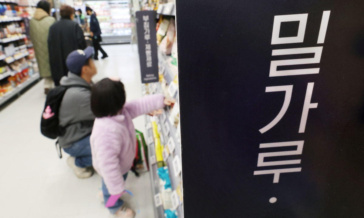 한국제분협회는 5일 국내 제분업계의 밀가루 가격 담합과 관련해 “국민에게 큰 실망과 심려를 끼친 점에 대해 깊이 사죄하고, 이에 따른 책임을 통감하여 이사회 전원이 사퇴한다”고 밝혔다. 사진은 서울의 한 대형마트에 밀가루가 진열되어 있는 모습. 연합뉴스