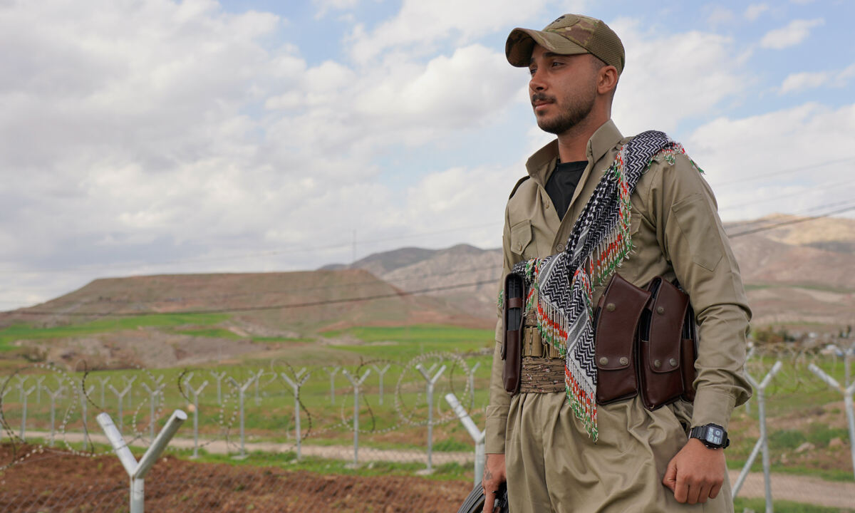 경계근무 서는 쿠르드족 이란과 접경지대인 이라크의 아르빌 지역에서 활동 중인 이란계 쿠르드족 무장단체 ‘이란 쿠드르 민주당(PDKI)’의 대원이 미국의 이란 공습 하루 전인 지난달 27일(현지시간) 무장한 채 경계근무를 하고 있다. 쿠르드계 무장병력 일부가 미국·이스라엘의 지원하에 이란에 침투해 지상작전에 나선 것으로 알려졌다. 아르빌=AP연합뉴스