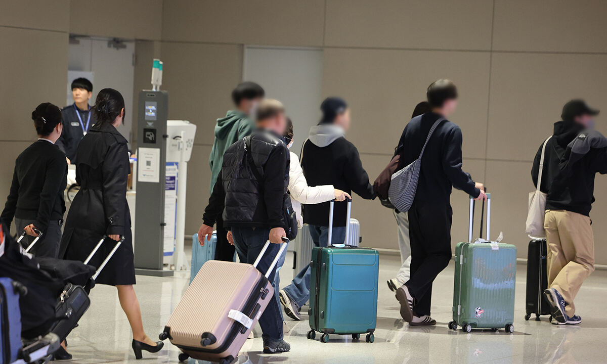 미국·이스라엘이 이란을 공격하며 중동 정세가 악화하는 가운데 5일 중동을 방문했던 여행객들이 인천국제공항 제2여객터미널을 통해 입국하고 있다. 연합뉴스