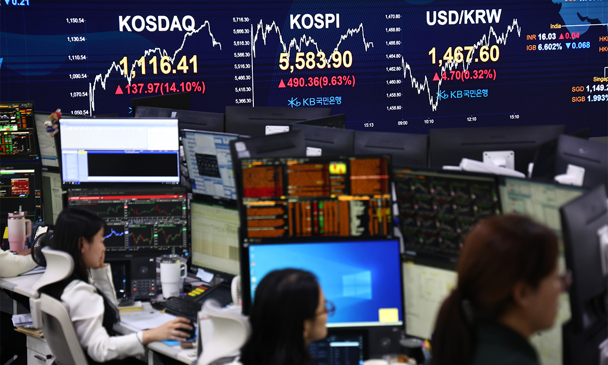 5일 서울 여의도 KB국민은행 스마트딜링룸에서 딜러들이 업무를 보고 있다. 코스피는 전 거래일(5093.54)보다 490.36포인트(9.63%) 오른 5583.90에 마감했다. 코스닥 지수는 전 거래일(978.44)보다 137.97포인트(14.10%) 상승한 1116.41에 거래를 마쳤다. 원·달러 환율은 전 거래일(1476.2원)보다 8.1원 내린 1468.1원에 주간 거래를 마감했다. 뉴시스
