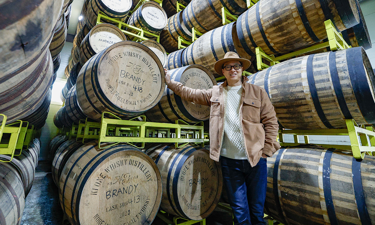 도정한 기원 대표가 기원 위스키 증류소 숙성고에서 포즈를 취하고 있다.
