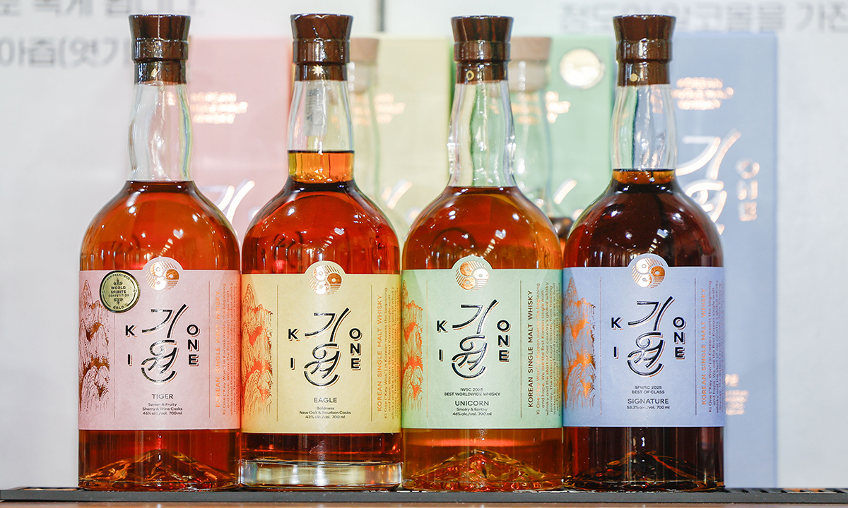 경기도 남양주시 화도읍 기원 위스키 증류소에 위스키 상품들이 전시되어 있다. 왼쪽부터 호랑이, 독수리, 유니콘, 시그니처.