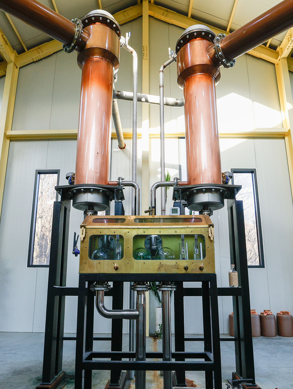 기원 위스키 증류소에서 위스키 원주가 선별되고 있다.