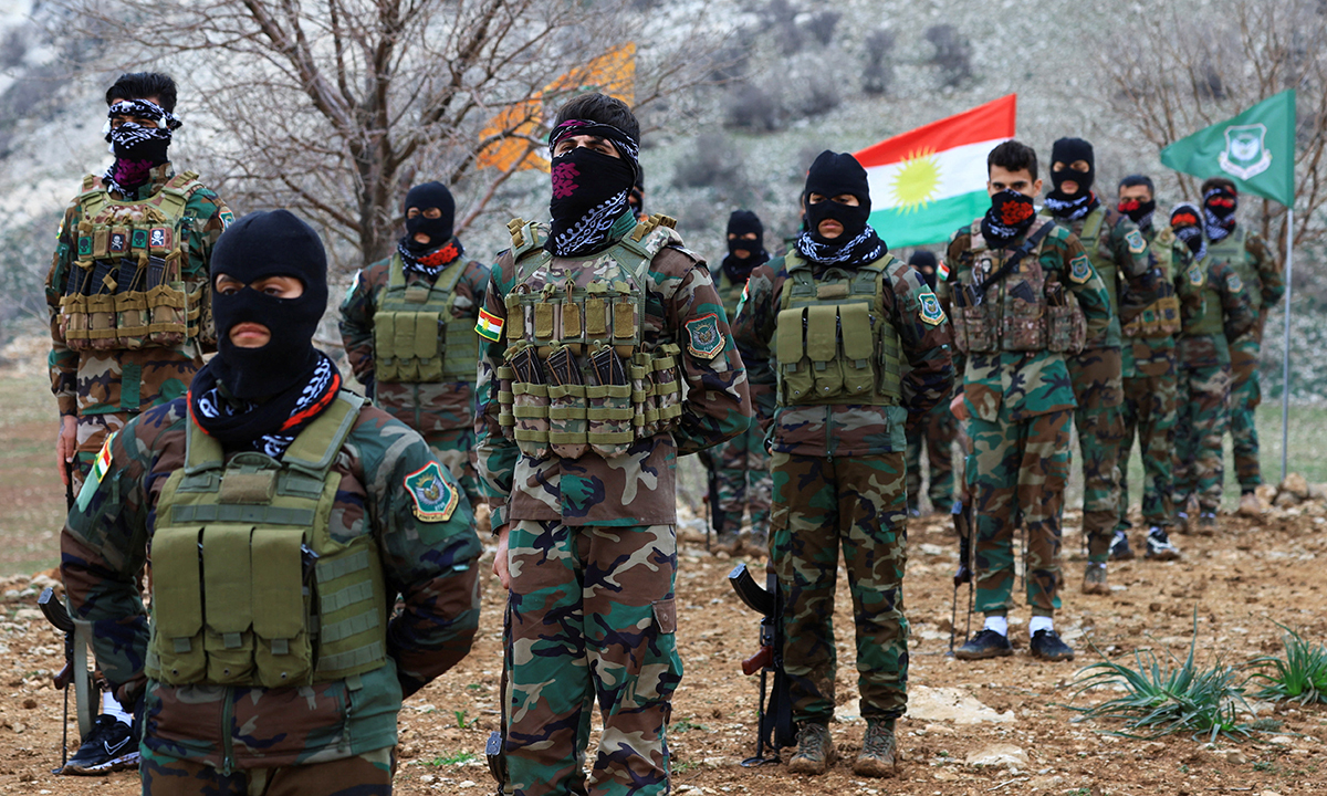 복면 쓴 쿠르드 전투원 이란 쿠르드 무장단체 ‘쿠르디스탄 자유당(PAK)’ 전투원들이 지난달 12일(현지시간) 이라크 아르빌 외곽의 한 기지에서 군사훈련을 하고 있다. 쿠르드계 무장병력 일부가 미국·이스라엘의 지원하에 4일 이란에 침투해 지상작전에 나선 것으로 알려졌다. 아르빌=로이터연합뉴스