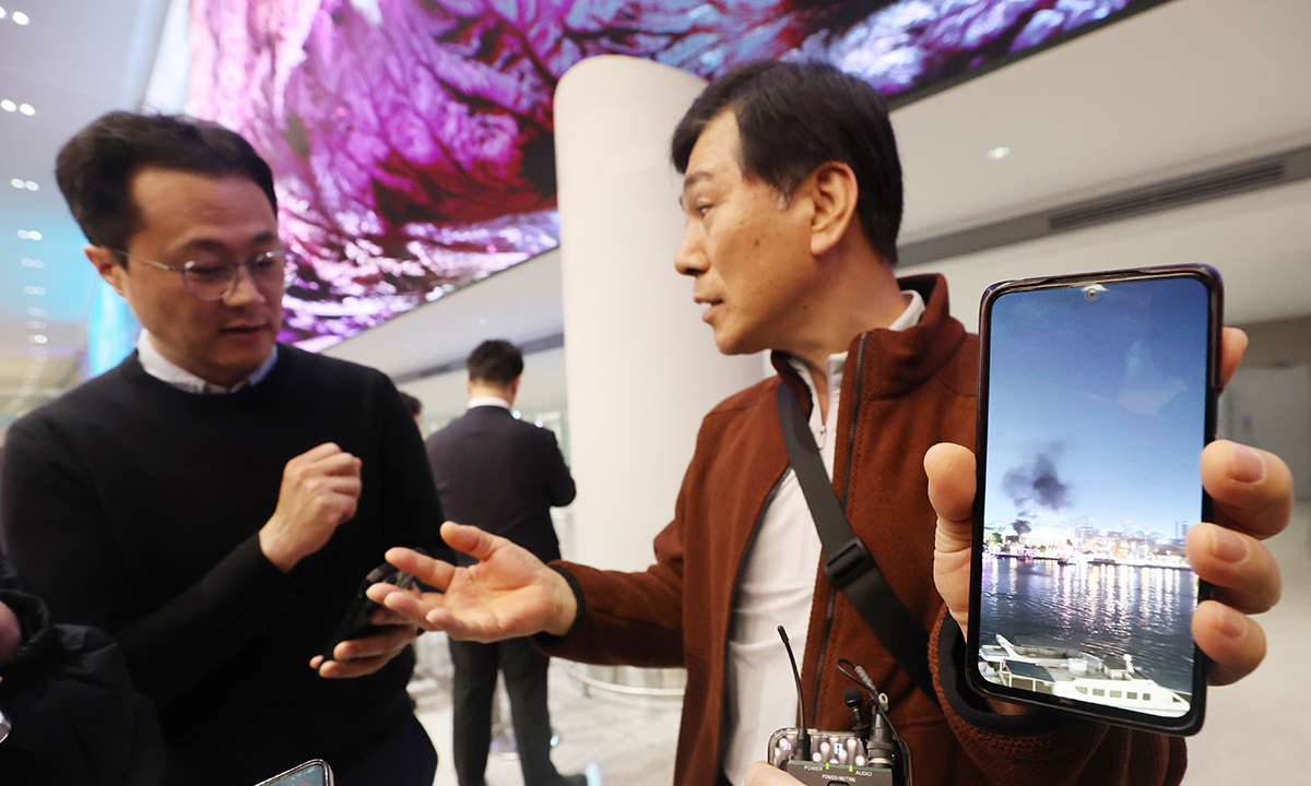 직접 찍은 폭격 사진 중동을 방문했다 귀국한 한 여행객이 5일 인천국제공항에서 현지에서 찍은 사진을 보여주며 취재진과 인터뷰하고 있다. 인천공항=연합뉴스