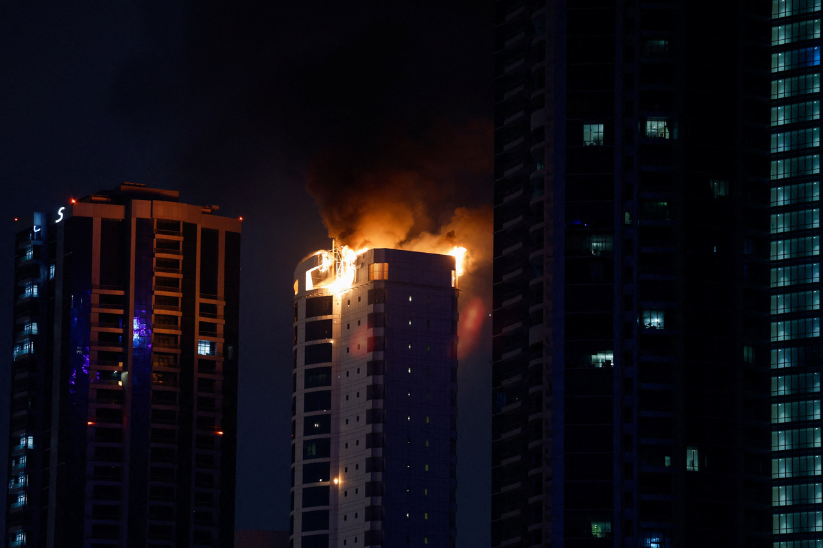 바레인 수도 마나마의 한 건물이 지난달 28일 이란 드론 공격을 받아 불타고 있다. 로이터연합뉴스