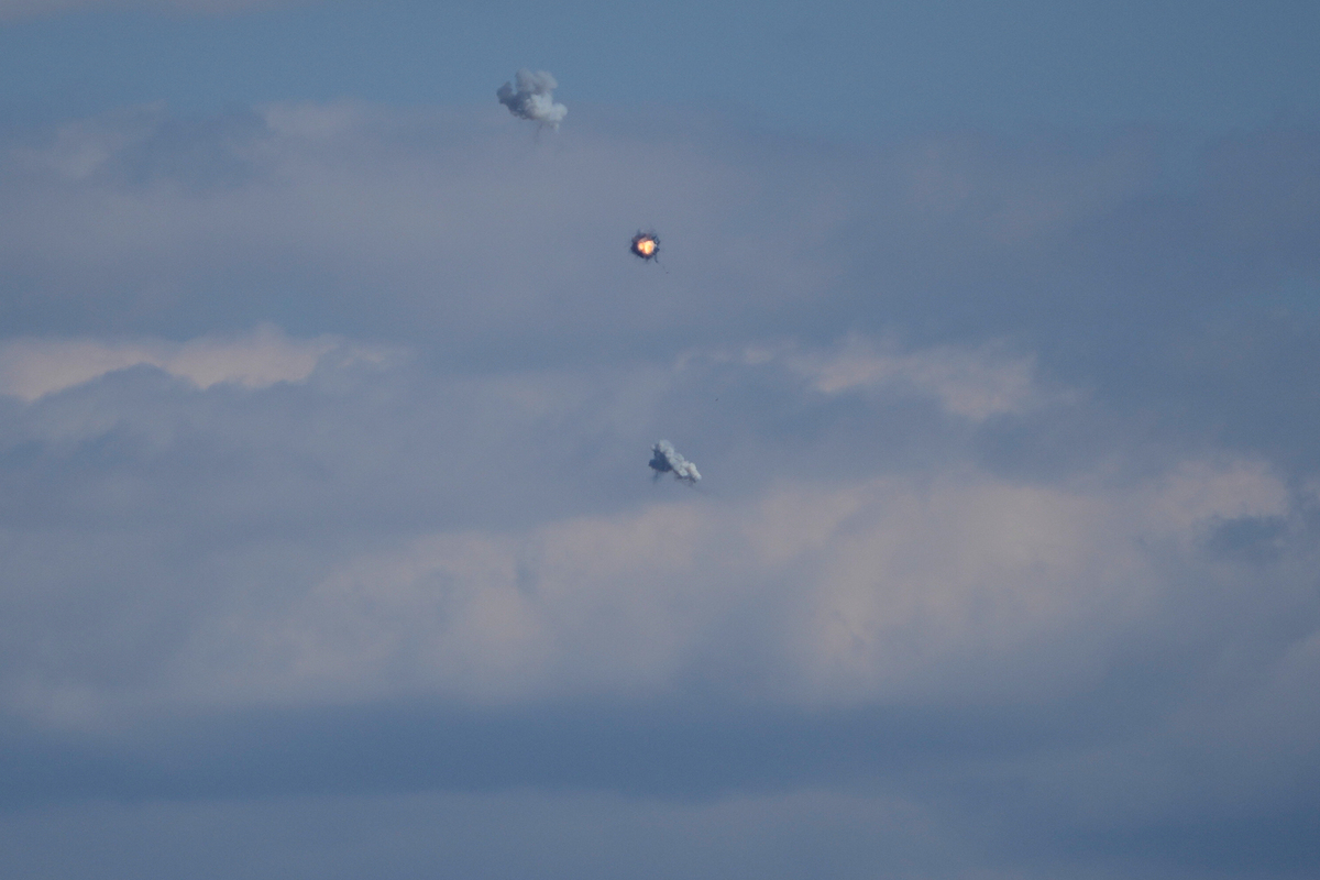 이스라엘 중부지역 상공에서 이스라엘 요격미사일이 이란 탄도미사일을 격추하고 있다. AP통신