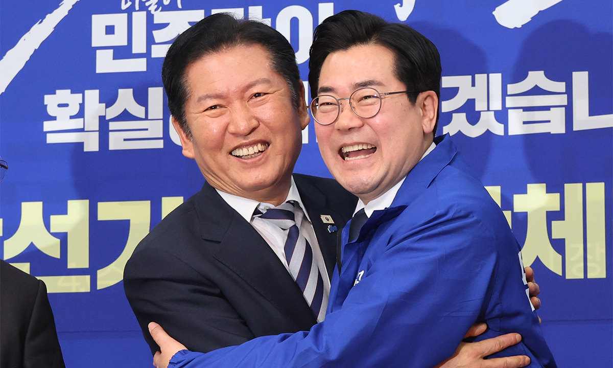 더불어민주당 정청래 대표가 4일 서울 여의도 국회에서 열린 제9회 지방선거 광역단체장 심사 결과 발표에서 인천시장 후보 공천이 확정된 박찬대 의원과 포옹하고 있다. 더불어민주당 공천관리위원회는 이날 6·3 지방선거 인천시장 후보로 원내대표를 지낸 3선의 박찬대 의원을 단수 공천하기로 했다. 허정호 선임기자