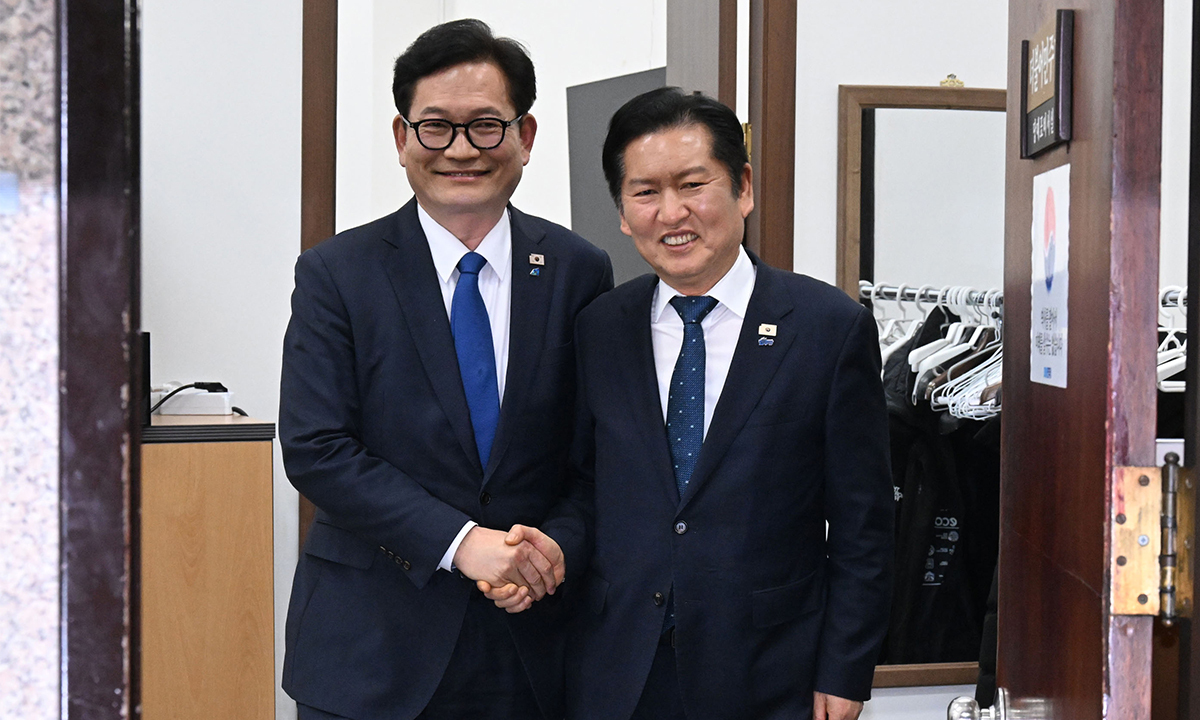 정청래 더불어민주당 대표와 송영길 전 대표가 5일 서울 여의도 국회에서 면담 후 악수하며 나오고 있다. 이재문 기자