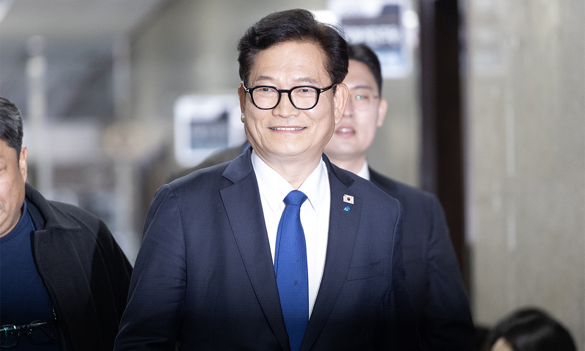 송영길 더불어민주당 전 대표가 5일 서울 여의도 국회에서 정청래 대표와 면담을 위해 대표실로 향하고 있다. 뉴스1