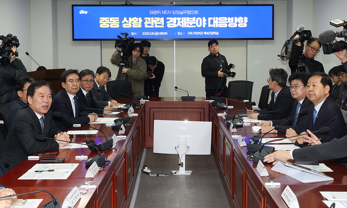 6일 국회 의원회관에서 열린 중동 상황 관련 경제 분야 대응방향 당정실무협의회. 왼쪽은 국회 재정경제기획위원회 더불어민주당 정태호 간사를 비롯한 위원들. 오른쪽은 구윤철 부총리 겸 재정경제부 장관. 연합뉴스