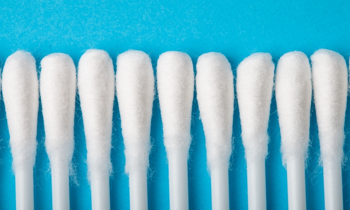 면봉은 작은 솜 끝과 가느다란 막대로 구성돼 좁은 틈 청소나 소량의 액체를 바르는 데 활용할 수 있다. 사진=게티이미지뱅크