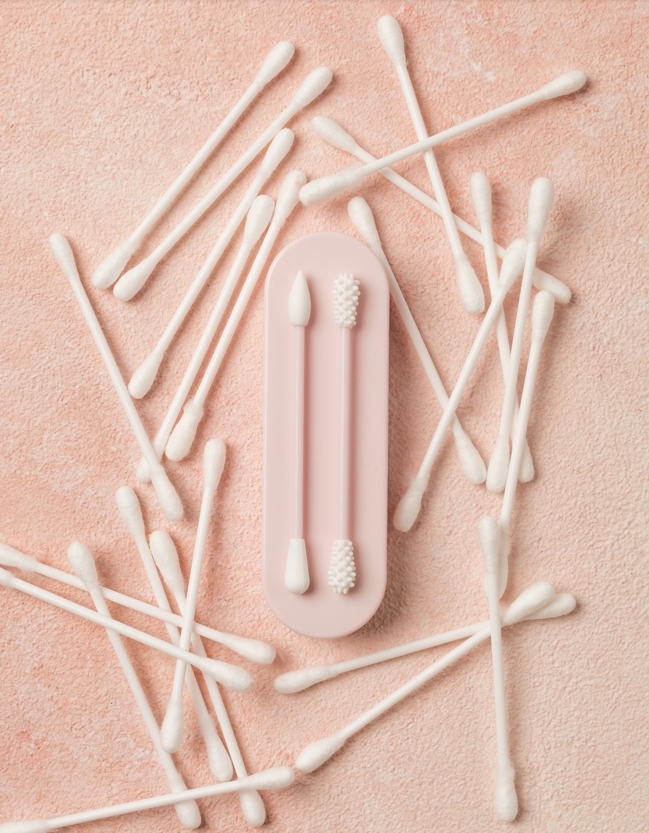 면봉이 놓여 있는 모습. 면봉은 귀 청소 외에도 생활 속에서 다양하게 활용된다. 사진=게티이미지뱅크