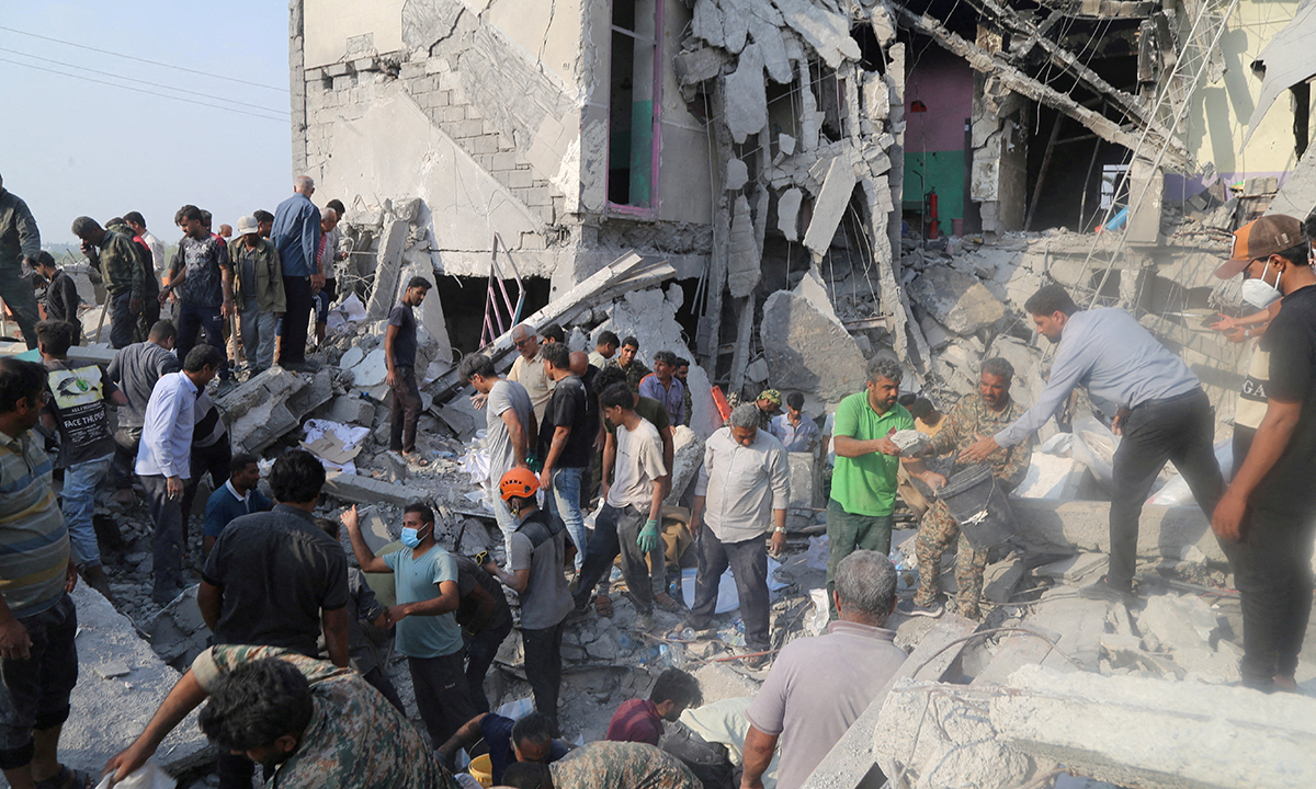 지난 2월 28일(현지시간) 폭격에 무너진 이란의 초등학교에서 시민들과 구조대가 구조 작업을 벌이고 있다. 로이터연합뉴스