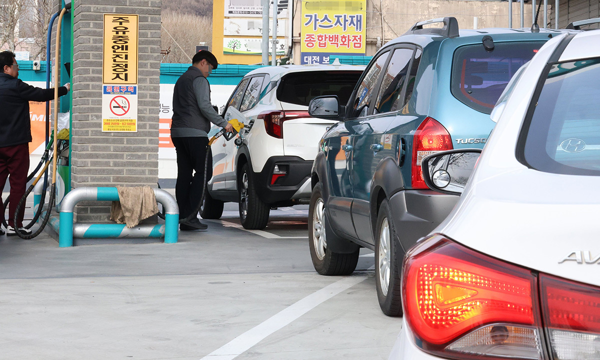 한 주유소에서 주유하려는 차들이 대기하고 있다. 연합뉴스