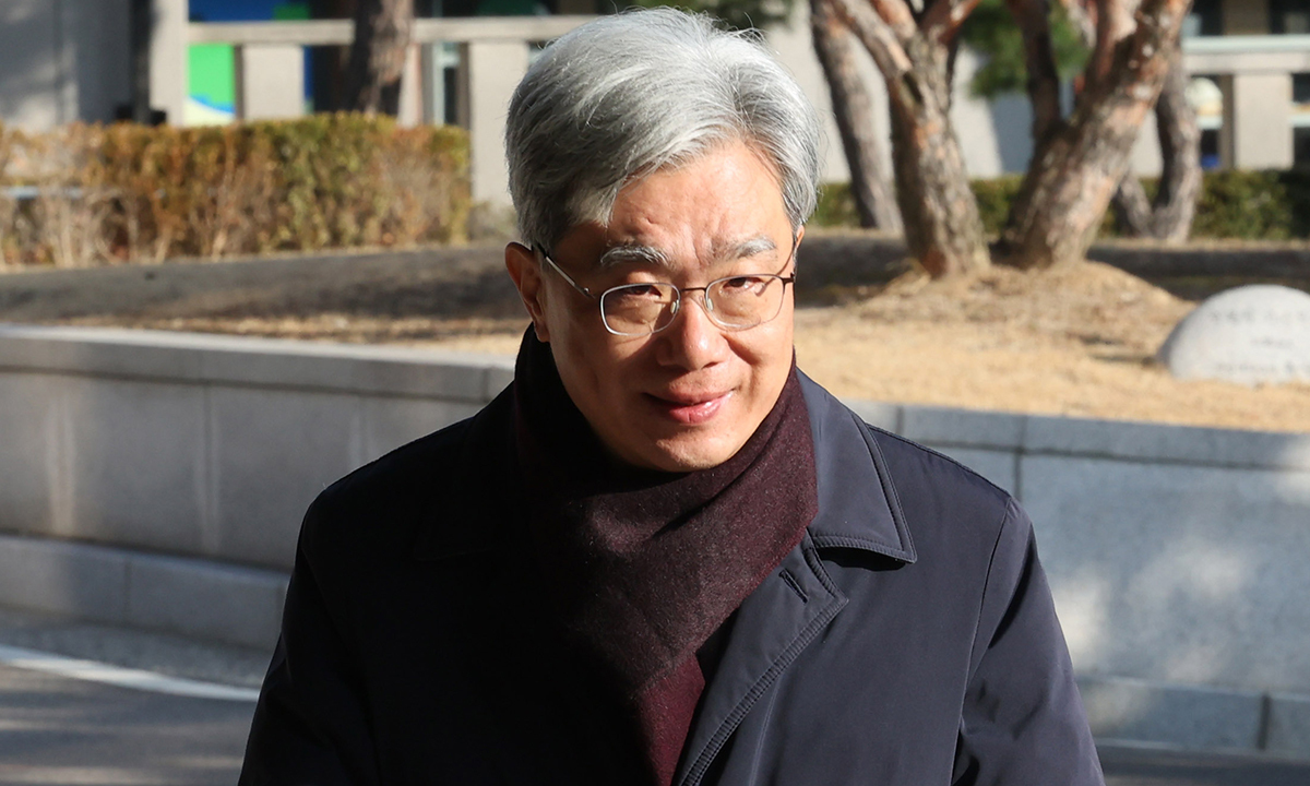 김상환 헌법재판소장이 지난 4일 서울 종로구 헌재에 등청하고 있다. 김 소장은 지난 3일 재판소원을 허용하는 헌재법 개정안 국회 의결에 따라 후속 절차와 준비를 위해 헌법재판관 회의를 열고 추가 예산·인력 확충 등 조치 사항을 논의한 것으로 알려졌다. 뉴시스