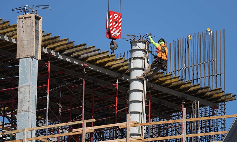 미국 플로리다주 마이애미의 한 공사 현장에서 노동자가 일하고 있다. AFP연합뉴스