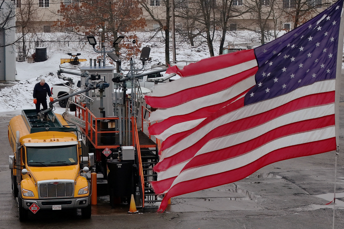 A drone view shows an oilman filling his home heating oil delivery truck, amid the U.S.-Israeli conflict with Iran, in Danvers, Massachusetts, U.S., March 6, 2026. REUTERS/Brian Snyder/2026-03-07 03:50:40/ &amp;lt;저작권자 ⓒ 1980-2026 ㈜연합뉴스. 무단 전재 재배포 금지, AI 학습 및 활용 금지&amp;gt;