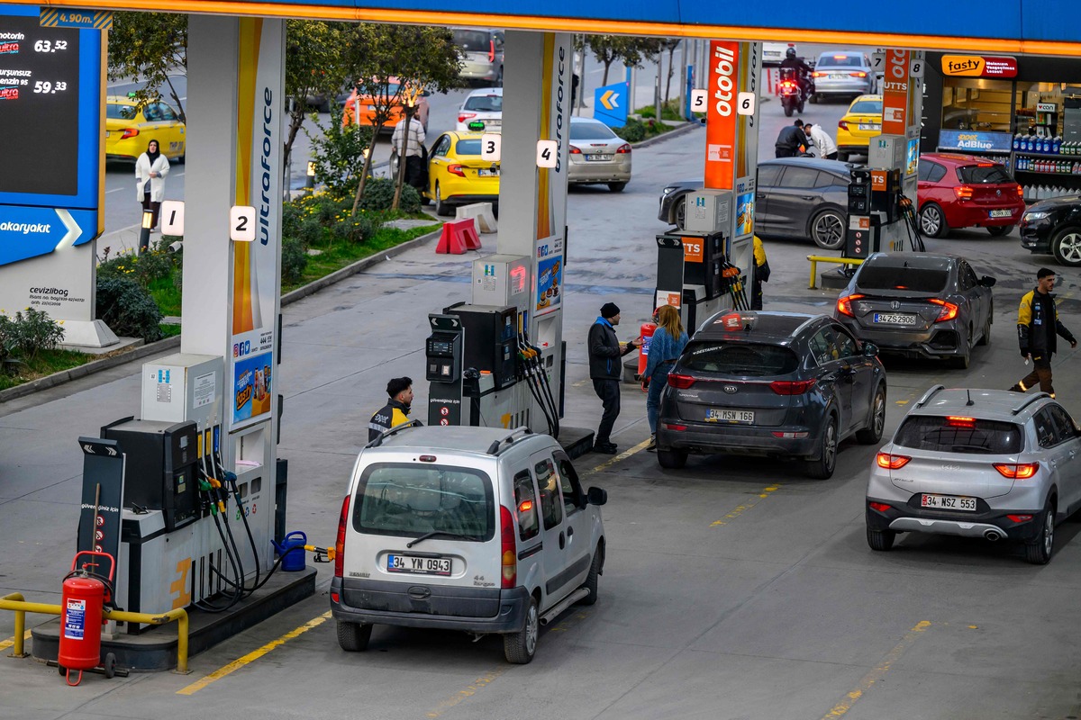 People refile their tank at a petrol station in Istanbul on March 6, 2026 as fears have grown of a possible inflationary wave as war in the Middle East sends energy prices shooting upwards. Many countries are watching for the impact on petrol prices du to turmoil in the Middle East after US and Israeli strikes on Iran, with the vital Strait of Hormuz effectively shut and several ships attacked. (Photo by Yasin AKGUL / AFP)/2026-03-07 04:39:44/ &amp;lt;저작권자 ⓒ 1980-2026 ㈜연합뉴스. 무단 전재 재배포 금지, AI 학습 및 활용 금지&amp;gt;