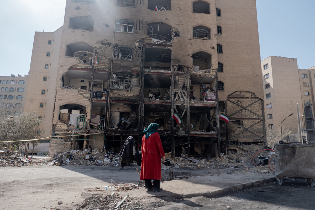An Iranian woman stands in frnt of her home, which is damaged in an attack in Tehran, Iran, on Friday on March 6, 2026. The capital has been subjected to heavy bombardment since February 28, leaving large parts of the city in ruins. Photo by Hossein Esmaeil/UPI/2026-03-07 07:34:07/ &amp;lt;저작권자 ⓒ 1980-2026 ㈜연합뉴스. 무단 전재 재배포 금지, AI 학습 및 활용 금지&amp;gt;