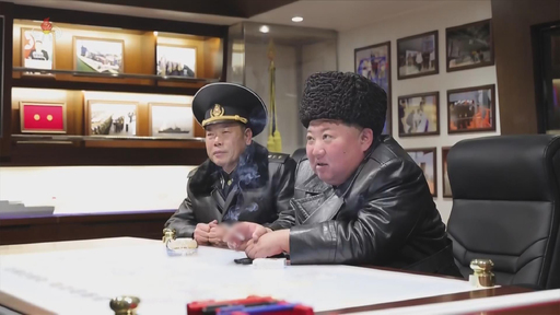 김정은 북한 국무위원장이 3~4일 취역을 앞둔 5000t급 신형 구축함 ‘최현호' 관련 설명을 듣고 있다. 조선중앙TV·뉴시스